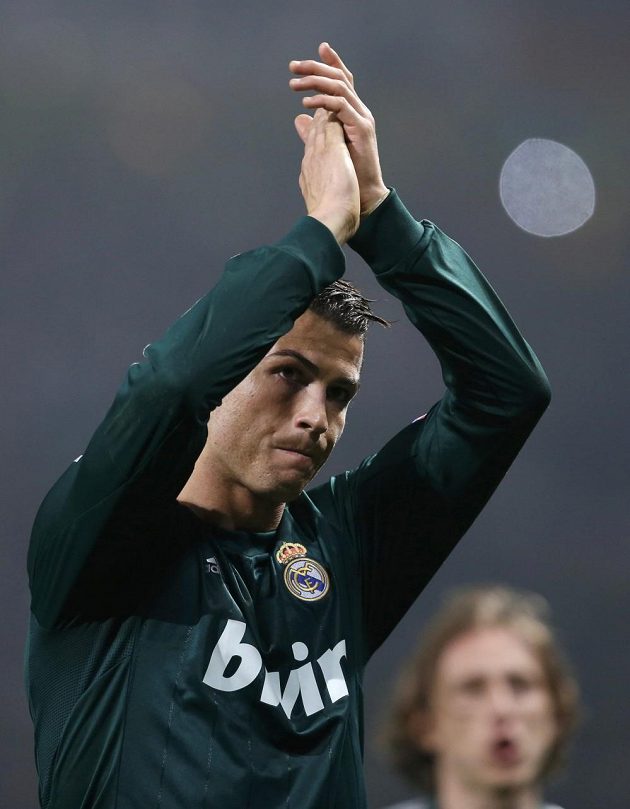 Cristiano Ronaldo děkuje fanouškům Manchesteru United za přijetí.