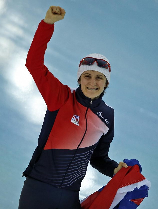 Martina Sáblíková se raduje ze zlaté olympijské medaile na trati 5000 metrů.