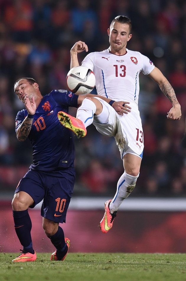Český záložník Lukáš Vácha (vpravo) bojuje o míč s nizozemským záložníkem Wesley Sneijderem.