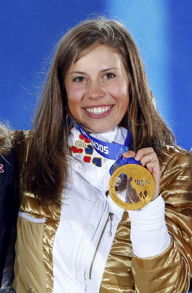 Eva Samková pózuje v Soči se zlatou olympijskou medailí ze snowboardkrosu.