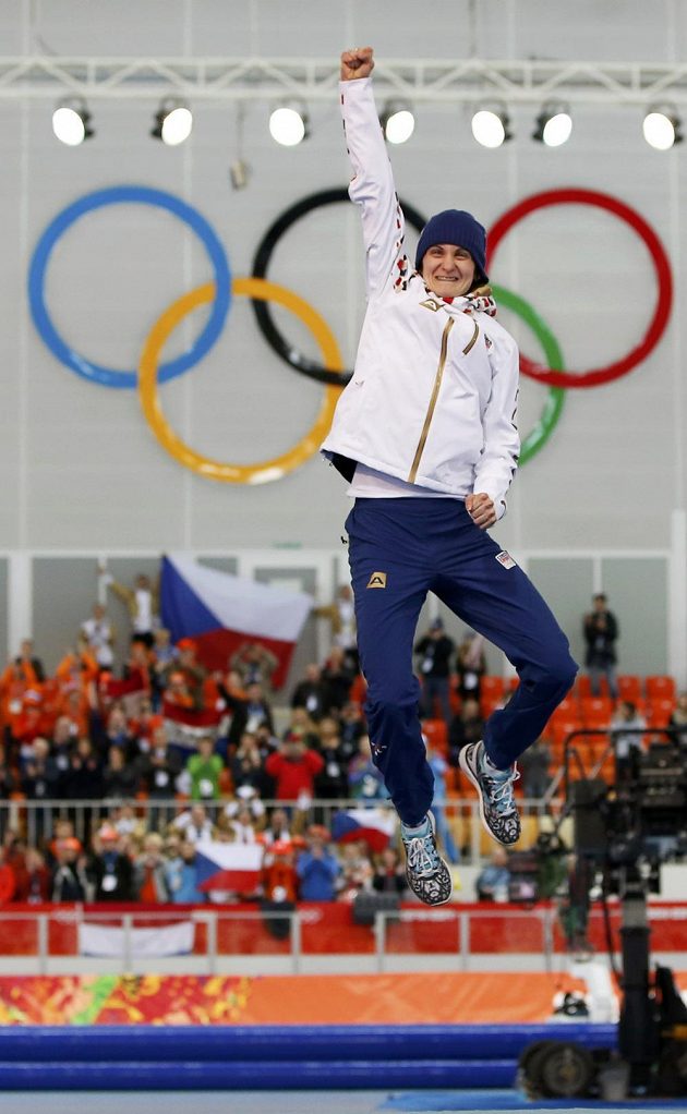 Martina Sáblíková se raduje ze zlaté olympijské medaile.