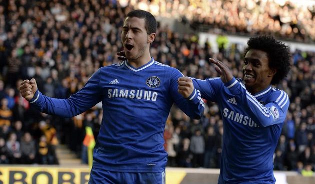 Eden Hazard (vlevo) z Chelsea slaví svůj gól do sítě Hullu, gratuluje mu spoluhráč Willian.