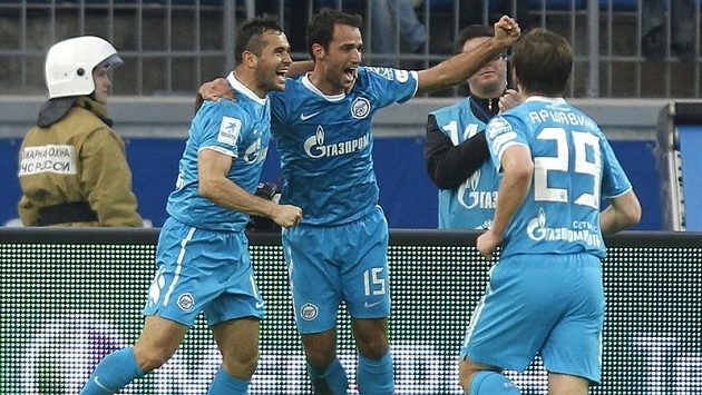 Fotbalisté Zenitu Petrohrad slaví gól proti Dynamu Moskva. Fotbalisté Zenitu Petrohrad slaví gól proti Dynamu Moskva.