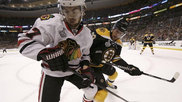 Michael Frolík z Chicaga (vlevo) a Daniel Paille z Bostonu.