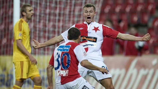 Útočník Slavie Praha Tomáš Necid oslavuje gól v utkání s Duklou.