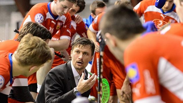 Trenér Radim Cepek uděluje pokyny svým svěřencům při Euro Floorball Tour v České Lípě.
