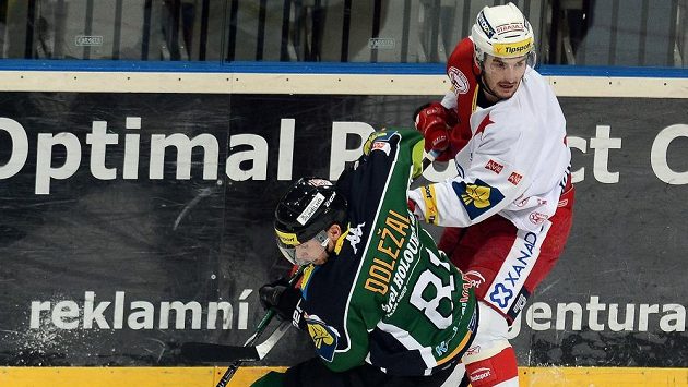 David Skokan ze Slavie (vpravo) a Jiří Doležal z Karlových Varů v duelu 25. kola Tipsport extraligy.