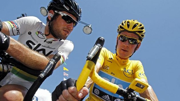 Mark Cavendish (vlevo) při rozhovoru se svým týmovým kolegou ze stáje Sky a lídrem Tour de France Bradley Wigginsem. Mark Cavendish (vlevo) při rozhovoru se svým týmovým kolegou ze stáje Sky a lídrem Tour de France Bradley Wigginsem.