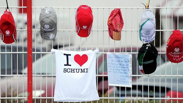 Fanoušci vyjadřují podporu Michaelu Schumacherovi přímo v areálu nemocnice v Grenoblu.