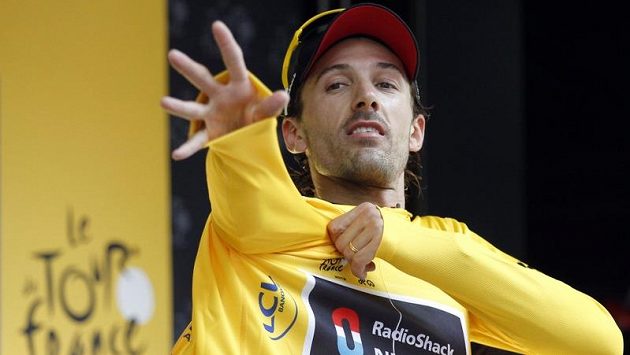 Švýcar Fabian Cancellara se po vítězství v prologu navléká do žlutého trikotu vedoucího jezdce Tour de France. Švýcar Fabian Cancellara se po vítězství v prologu navléká do žlutého trikotu vedoucího jezdce Tour de France.