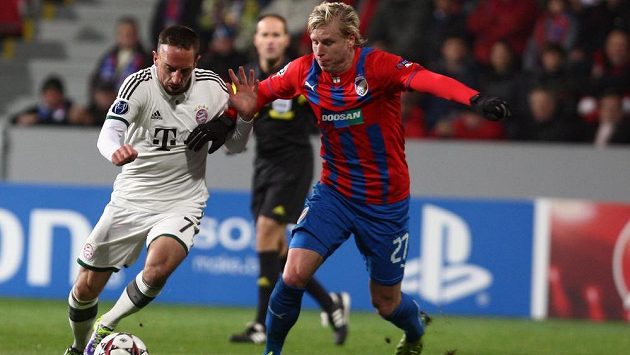 S Franckem Ribérym z Bayernu (vlevo) se Rajtoral potká na jaře v bundeslize.