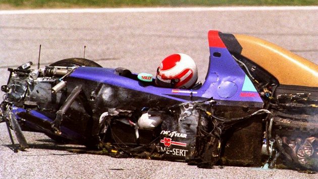 Bezvládné tělo Rolanda Ratzenbergera ve vraku vozu stáje Simtek při kvalifikaci GP San Marina v roce 1994.