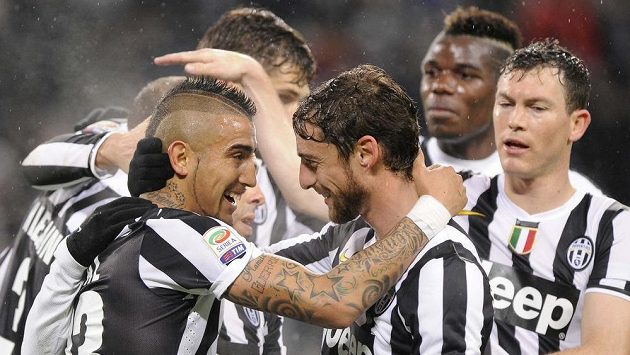 Fotbalisté Juventusu oslavují jeden z gólů proti Sampdorii Janov.