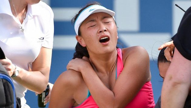 Číňanka Pcheng Šuaj skončila v semifinále US Open s Dánkou Caroline Wozniackou na kolečkovém křesle.