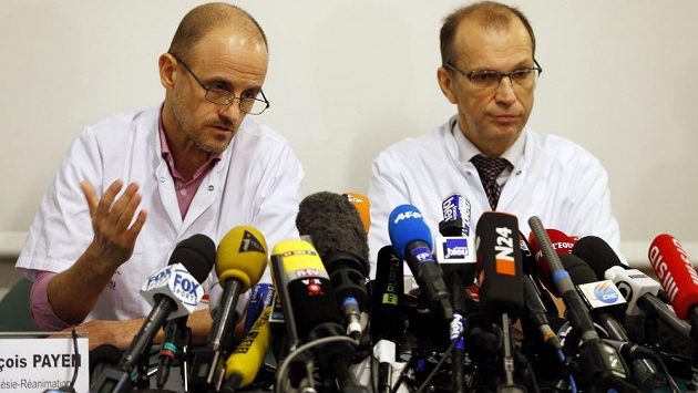 Vedoucí oddělení anesteziologie a resuscitace Jean-Francois Payen (vlevo) a Emmanuel Gay se starají o Michaela Schumachera.