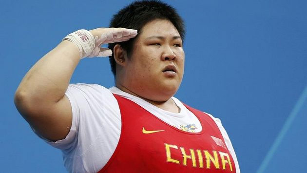 Čínská vzpěračka Čou lu-lu salutuje po olympijském triumfu v kategorii nad 75 kg. Ke zlaté medaili přidala i světový rekord 333 kg. Čínská vzpěračka Čou lu-lu salutuje po olympijském triumfu v kategorii nad 75 kg. Ke zlaté medaili přidala i světový rekord 333 kg.
