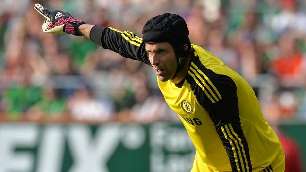 Brankář Petr Čech byl deset let jedničkou Chelsea. Teď o své místo tvrdě bojuje s Belgičanem Courtoisem.