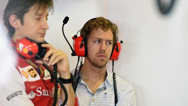 Sebastian Vettel nedostal od Red Bullu svolení testovat s Ferrari a dění na trati v Abú Zabí sledoval jen z garáže.