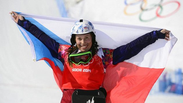 Snowboardistka Eva Samková se raduje ze své zlaté olympijské medaile. 
