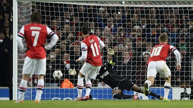 FOTBAL ON-LINE: Arsenal s Rosickým bojuje v Lize mistrů o postup, Chelsea jde o triumf ve skupině FOTBAL ON-LINE: Arsenal s Rosickým bojuje v Lize mistrů o postup, Chelsea jde o triumf ve skupině