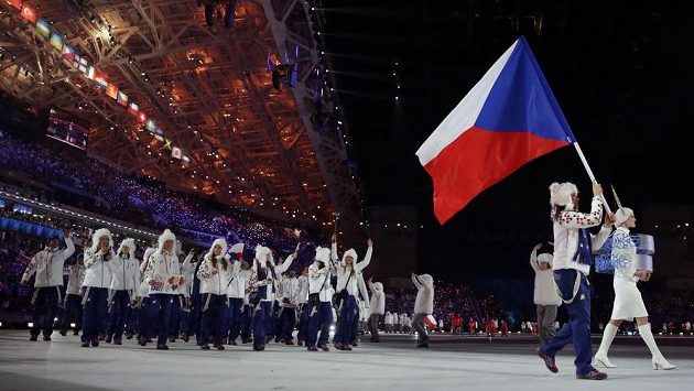 Vlajkonoška Šárka Strachová přivádí české olympioniky při slavnostním zahájení her v Soči na plochu stadiónu Fišt.