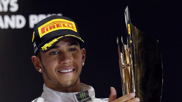 Brit Lewis Hamilton, nový mistr světa v závodech F1, po triumfu v závěrečném podniku na okruhu Yas Marina v Abú Zabí.
