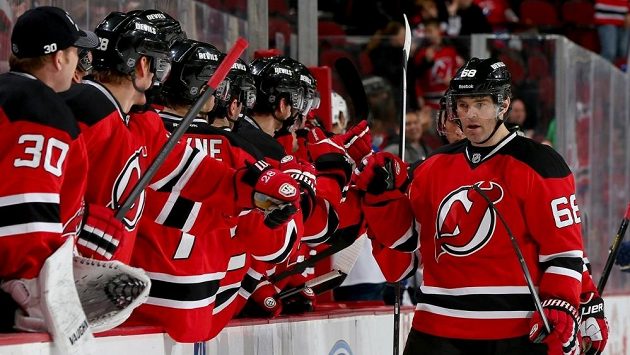 Střídačka hokejistů New Jersey Devils gratuluje Jaromíru Jágrovi ke gólu do sítě St.Louis.