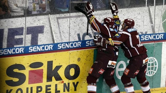 Hokejisté Sparty se radují z gólu. Hokejisté Sparty se radují z gólu.