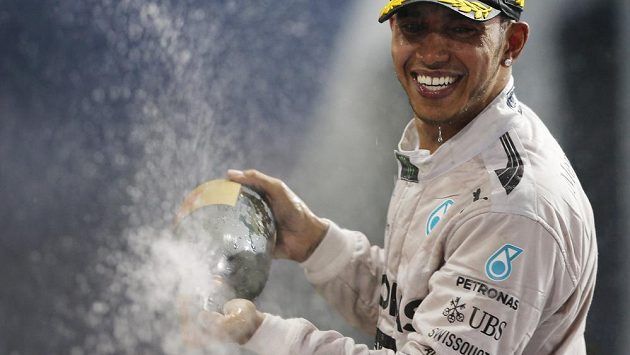 Britský pilot Lewis Hamilton slaví titul mistra světa vozů formule 1.