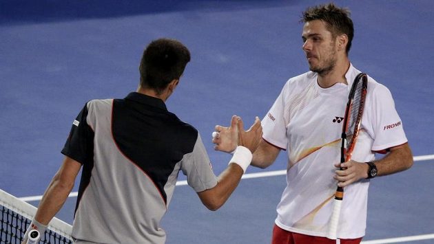 Novak Djokovič (zády) gratuluje svému přemožiteli Stanislasu Wawrinkovi.