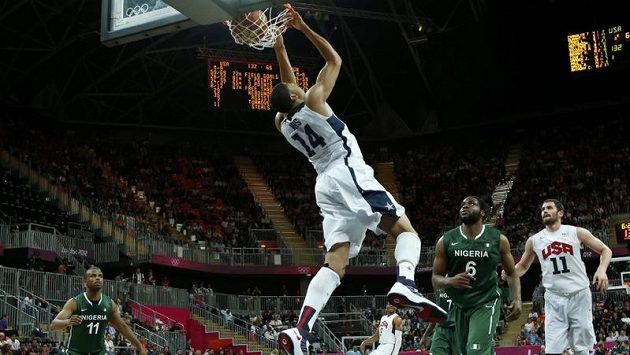 Parádička amerického basketbalisty Anthonyho Davise v duelu s Nigérií. Parádička amerického basketbalisty Anthonyho Davise v duelu s Nigérií.