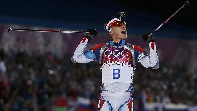 Biatlonista Ondřej Moravec se raduje z druhého místa ve stíhacím závodu na olympiádě v Soči. 