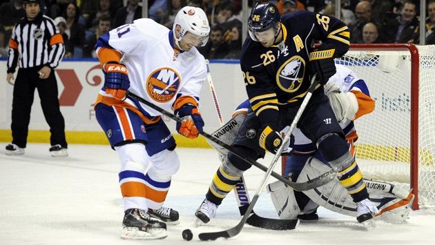 Ľubomír Višňovský (vlevo) v dresu New Yorku Islanders brání v utkání NHL Thomase Vaneka z Buffala. Ľubomír Višňovský (vlevo) v dresu New Yorku Islanders brání v utkání NHL Thomase Vaneka z Buffala.