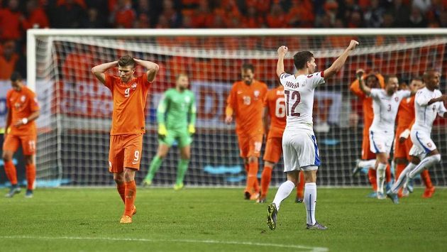 Čeští fotbalisté slaví vítězství v Nizozemsku i prvenství v kvalifikační skupině o postup na ME 2016. Čeští fotbalisté slaví vítězství v Nizozemsku i prvenství v kvalifikační skupině o postup na ME 2016.