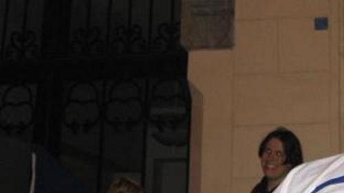 Štastný fanoušek českého hokeje u Masarykova nádraží v Praze.