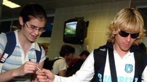 Pavel Nedvěd rozdal po příletu do Prahy několik autogramů.