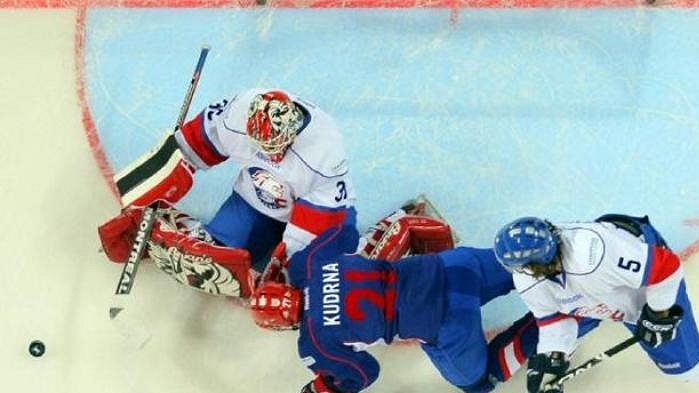 Jaroslav Kudrna se snaží dopravit puk za záda brankáře Curychu Sulandera