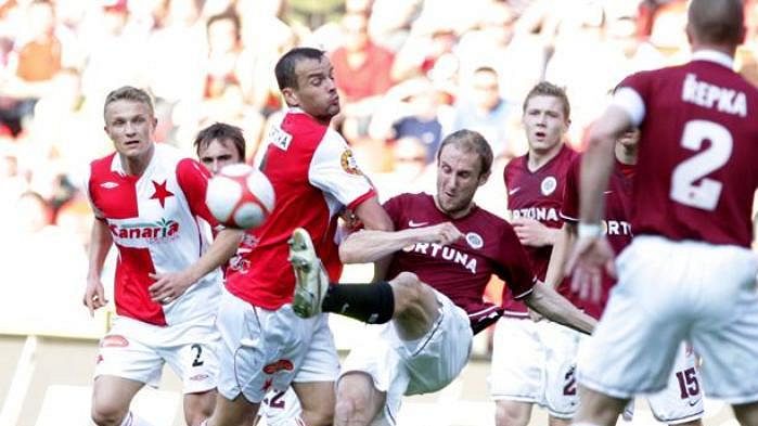 Slávistický obránce Brabec v souboji se sparťanem Hubníkem