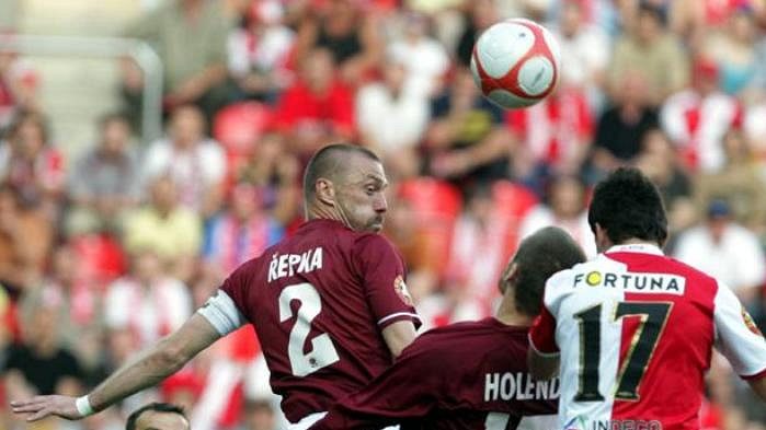 Slávista Suchý v souboji se sparťanem Řepkou