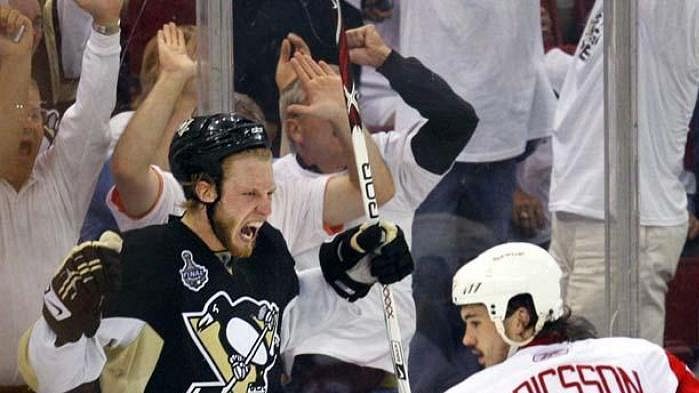 Hokejista Pittsburghu Jordan Staal oslavuje gól v šestém finále NHL.