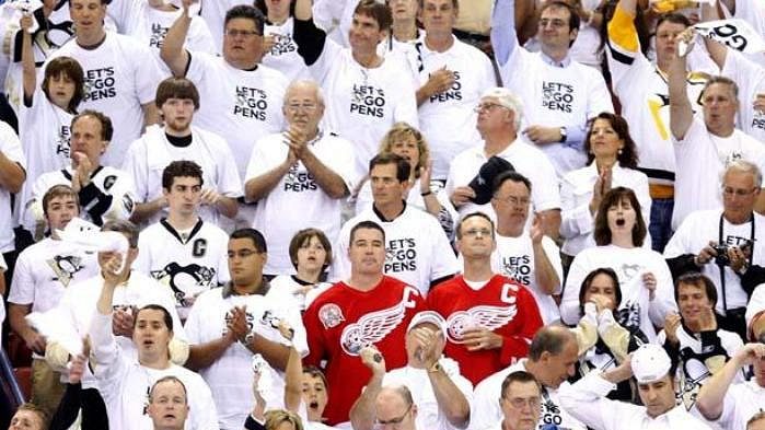 Dva fanoušci Detroitu mezi příznivci Pittsburghu během šestého finále NHL