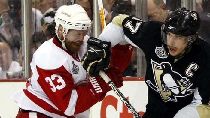 Hokejista Detroitu Kris Draper (vlevo) brání kapitána Pittsburghu Sidney Crosbyho.