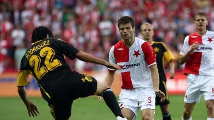 Ondřej Čelůstka ze Slavie brání Rodrigueze ze Šeriffu Tiraspol.