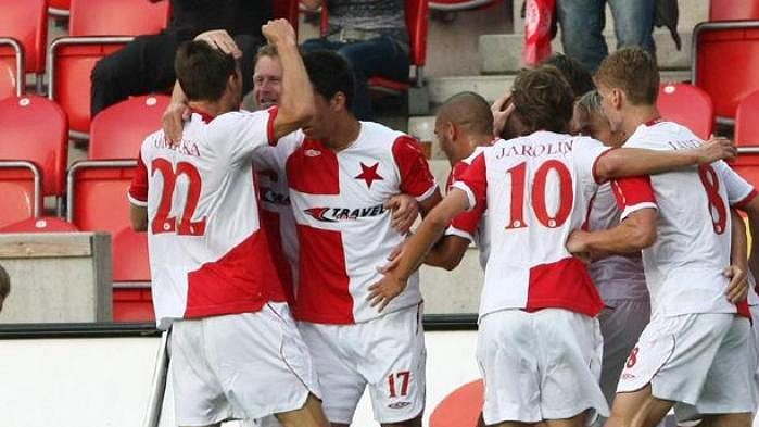 Fotbalisté Slavie oslavují branku Adama Hlouška v utkání se Šeriffem Tiraspol.
