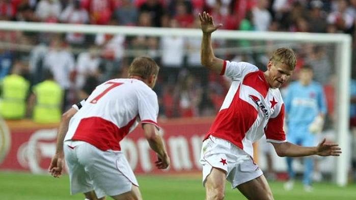 Slávisté Stanislav Vlček (vlevo) a Petr Janda (vpravo) připravují o míč Rodrigueze z Tiraspolu.