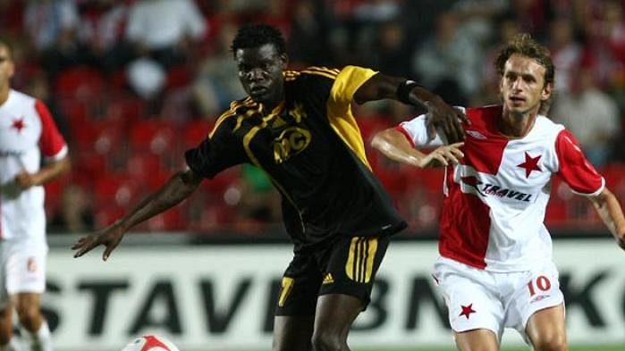 Marek Jarolím ze Slavie (vpravo) bojuje o míč s Rouambou ze Šeriffu Tiraspol.