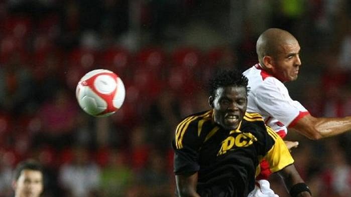 Hocine Ragued ze Slavie (vpravo) bojuje o míč s Rouambou ze Šeriffu Tiraspol.