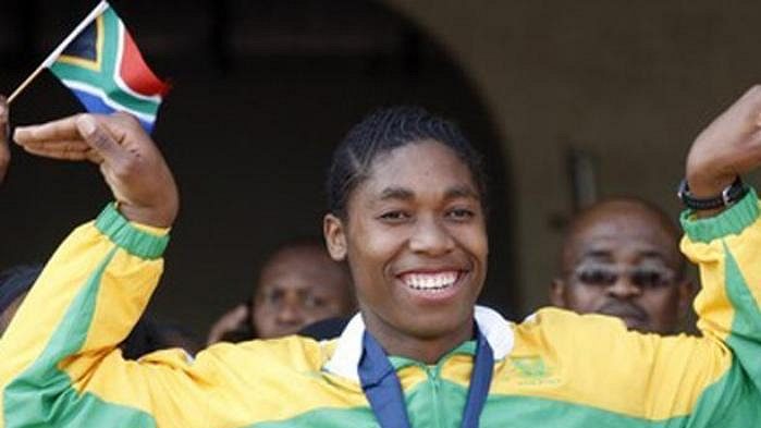 Caster Semenyaová se zlatou medailí z mistrovství světa