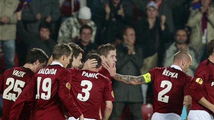 Radost fotbalistů Sparty z gólu v síti Kluže