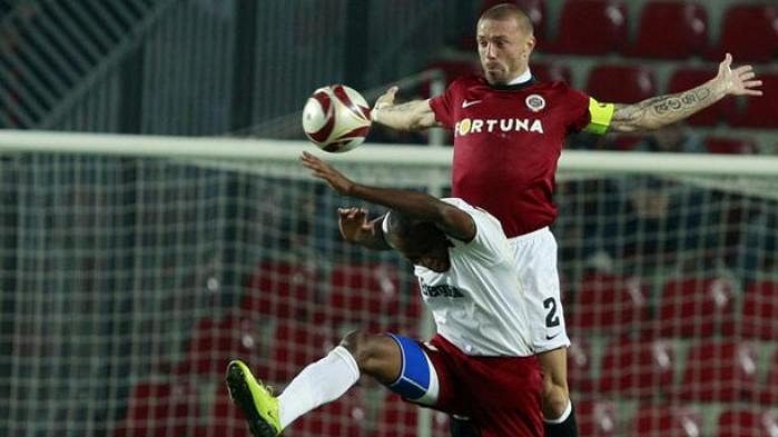 Sparťan Tomáš Řepka v souboji s fotbalistou Kluže Neiem